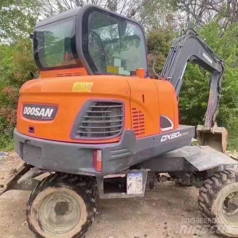 Doosan DX60W Escavatori gommati
