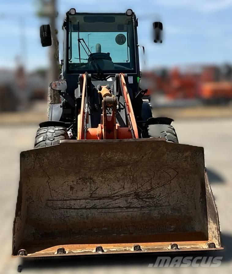 Komatsu WA 80-6 Pale gommate