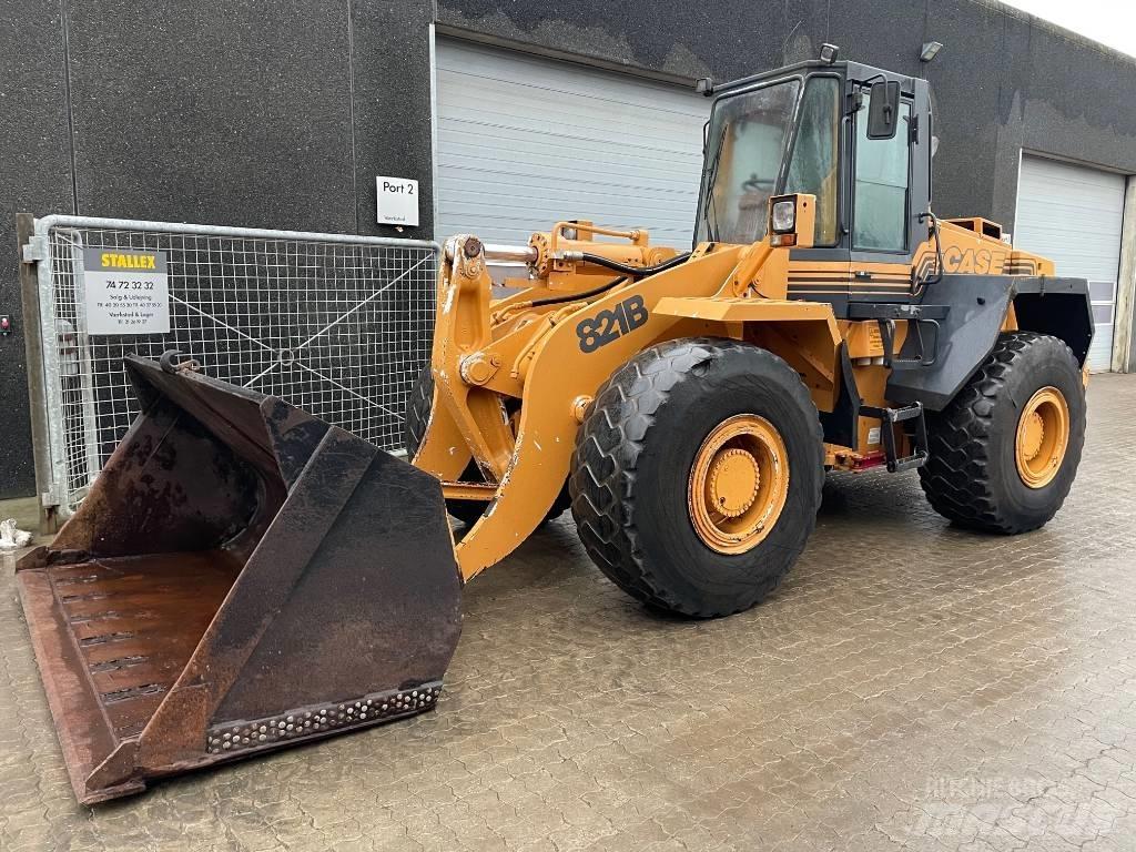 CASE 821B Pale gommate