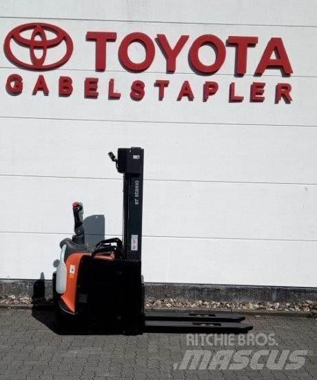Toyota SPE140L Transpallet uomo a terra
