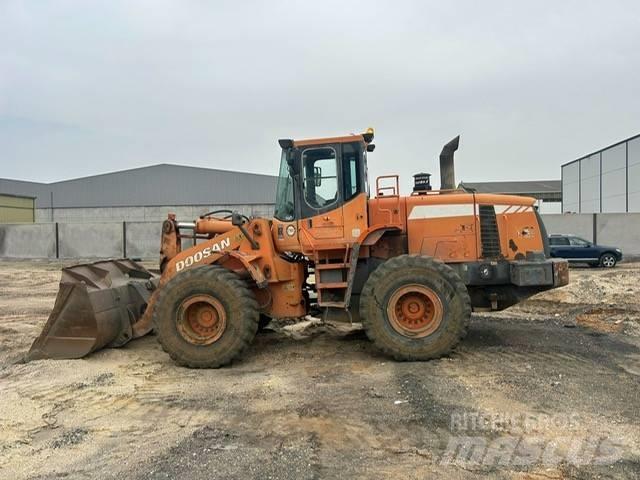 Doosan DL 300 Pale gommate