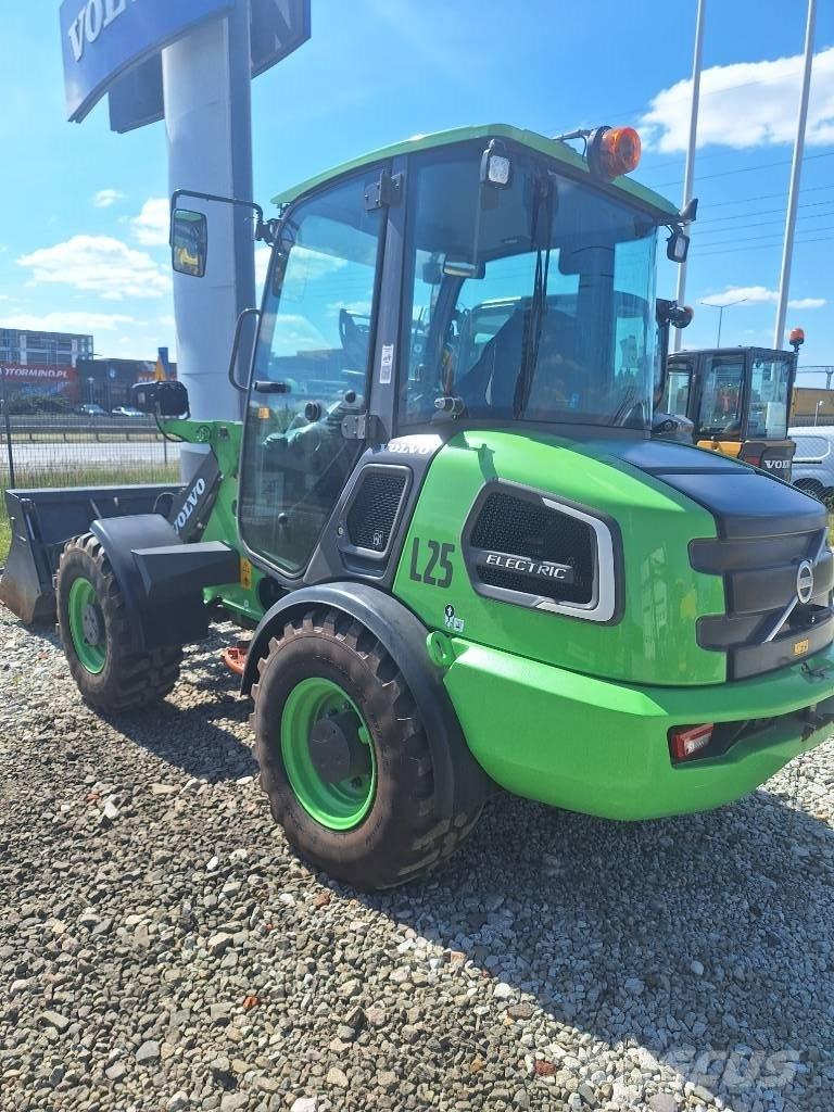 Volvo JL25H ELECTRIC Pale gommate