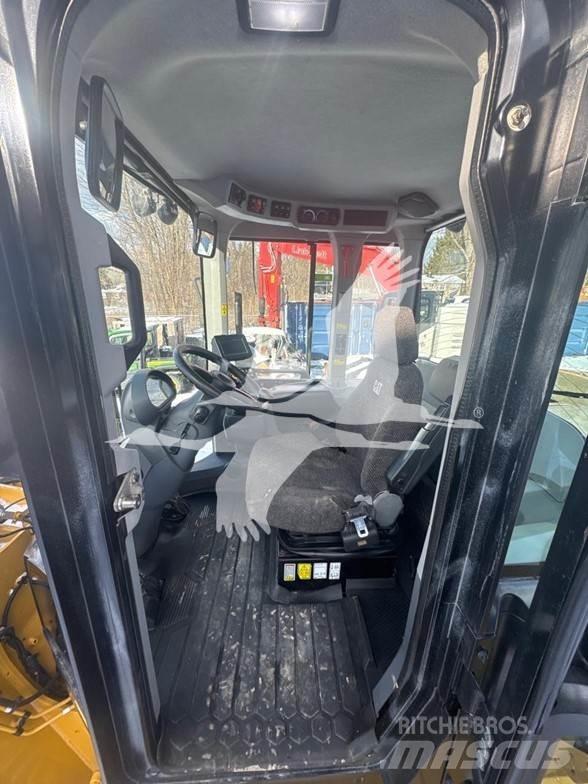 CAT 938M Pale gommate