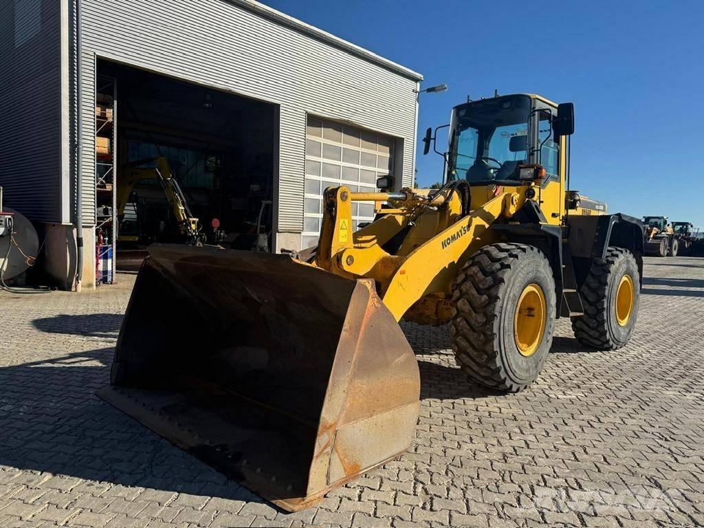 Komatsu WA 320-3H Pale gommate