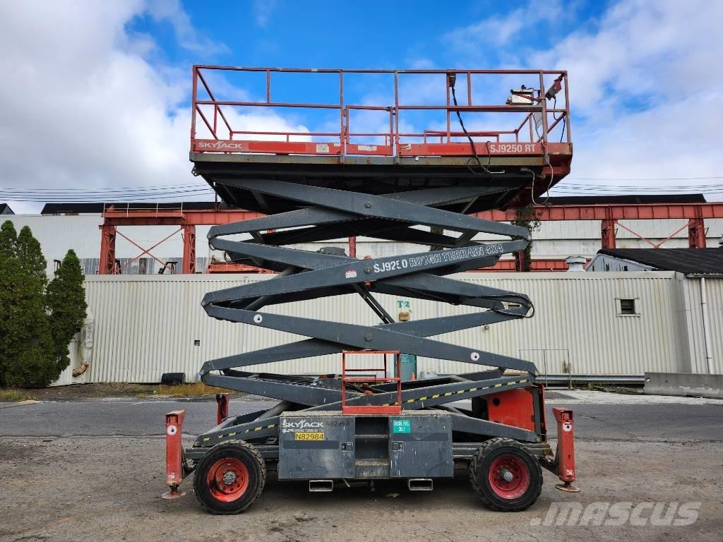 SkyJack SJ 9250 RT Piattaforme a pantografo