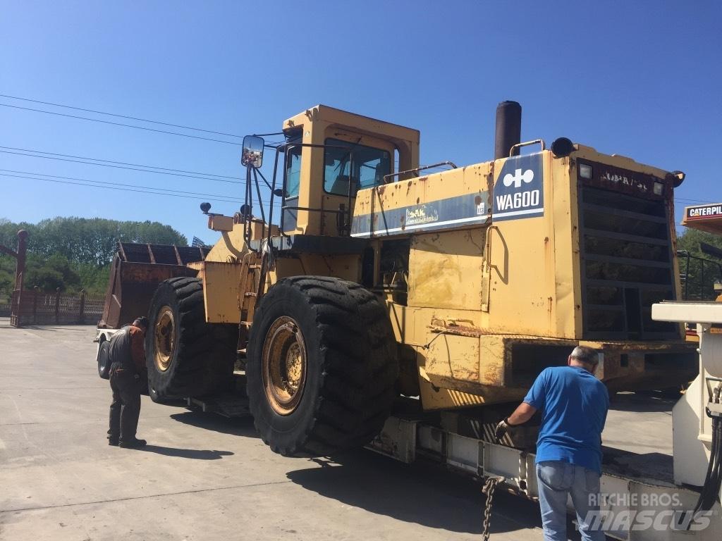 Komatsu WA600-1 Pale gommate