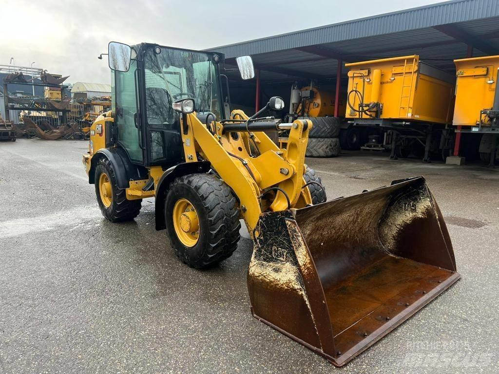 CAT 906M Pale gommate