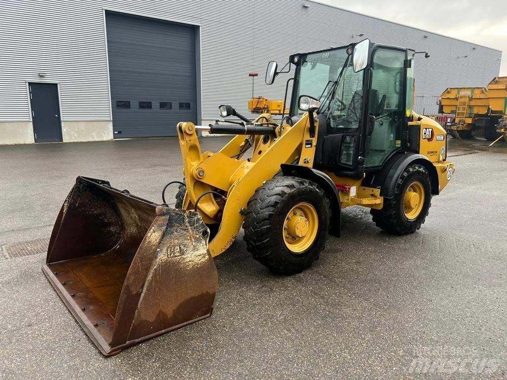 CAT 906M Pale gommate