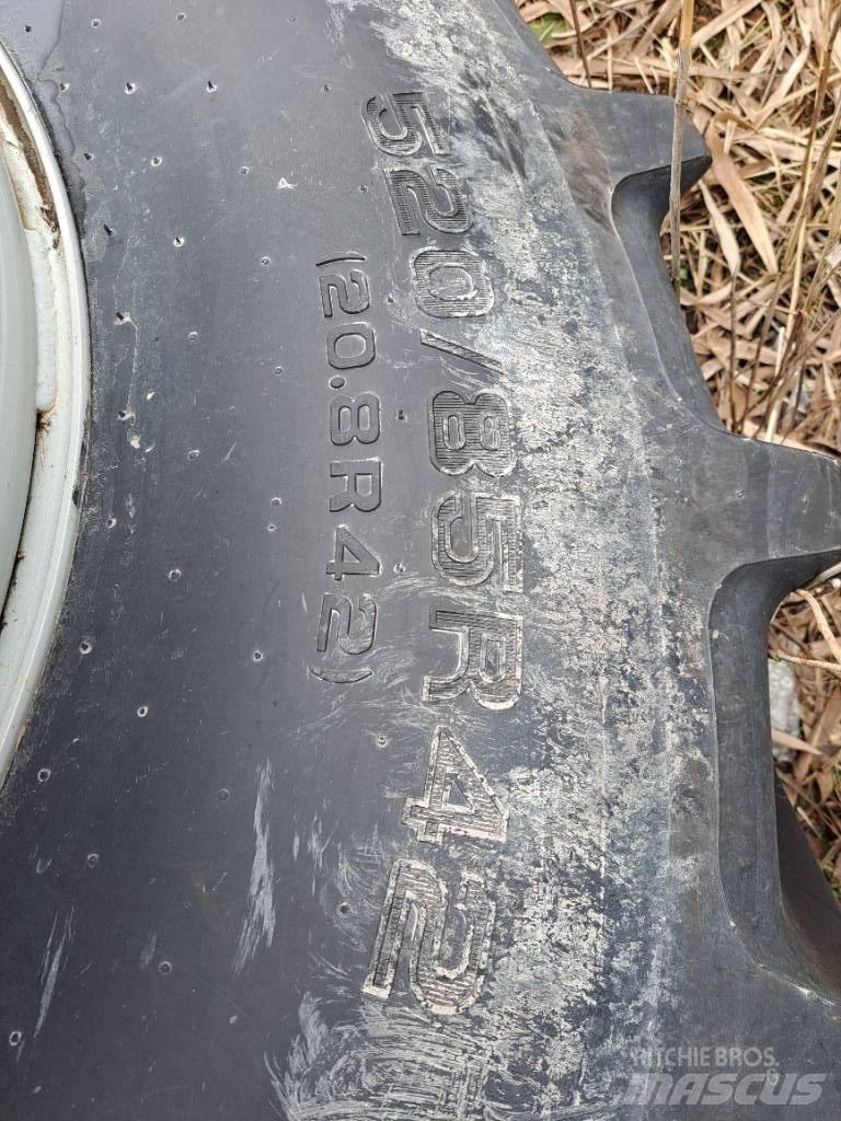  Paripyörät 520/85R42 Pneumatici, ruote e cerchioni