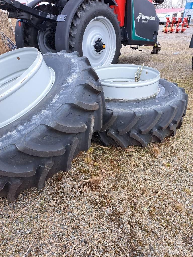  Paripyörät 520/85R42 Pneumatici, ruote e cerchioni