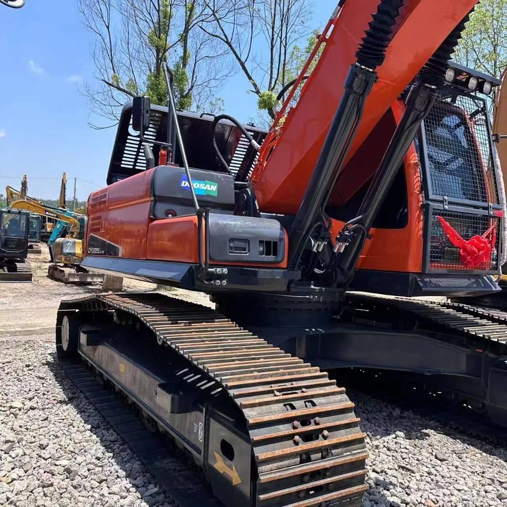 Doosan DX 225 LC Escavatori cingolati