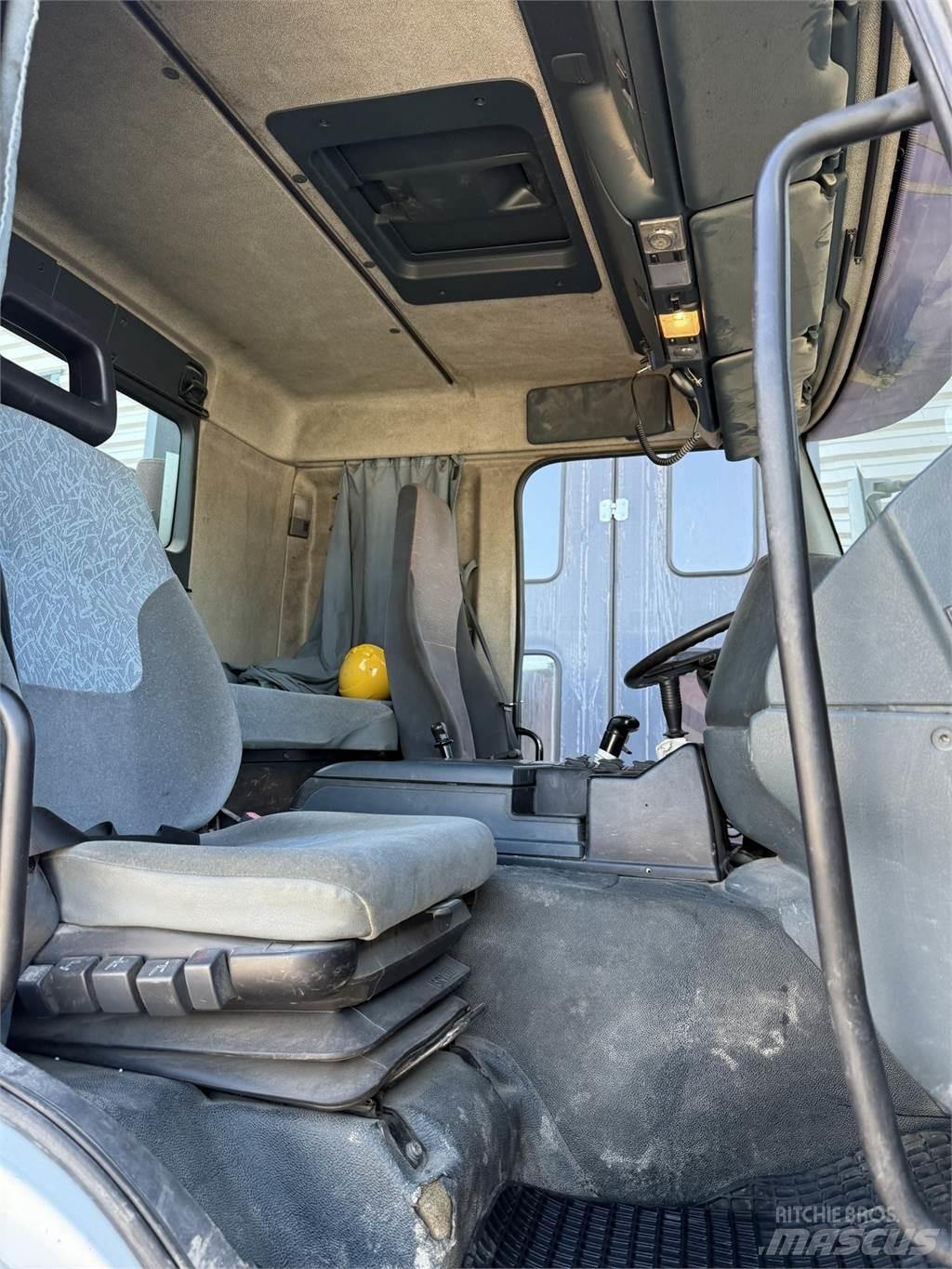Sisu E12M 8x2 Camion ribaltabili