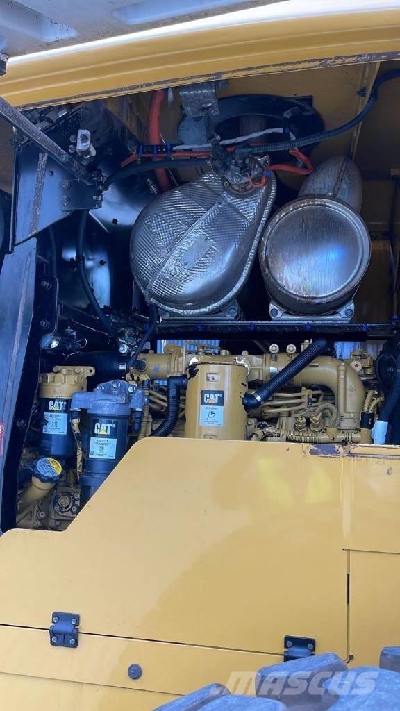 CAT 938M Pale gommate