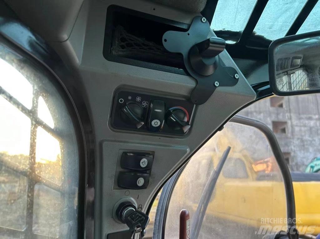 CAT 246 D Mini Pale Gommate