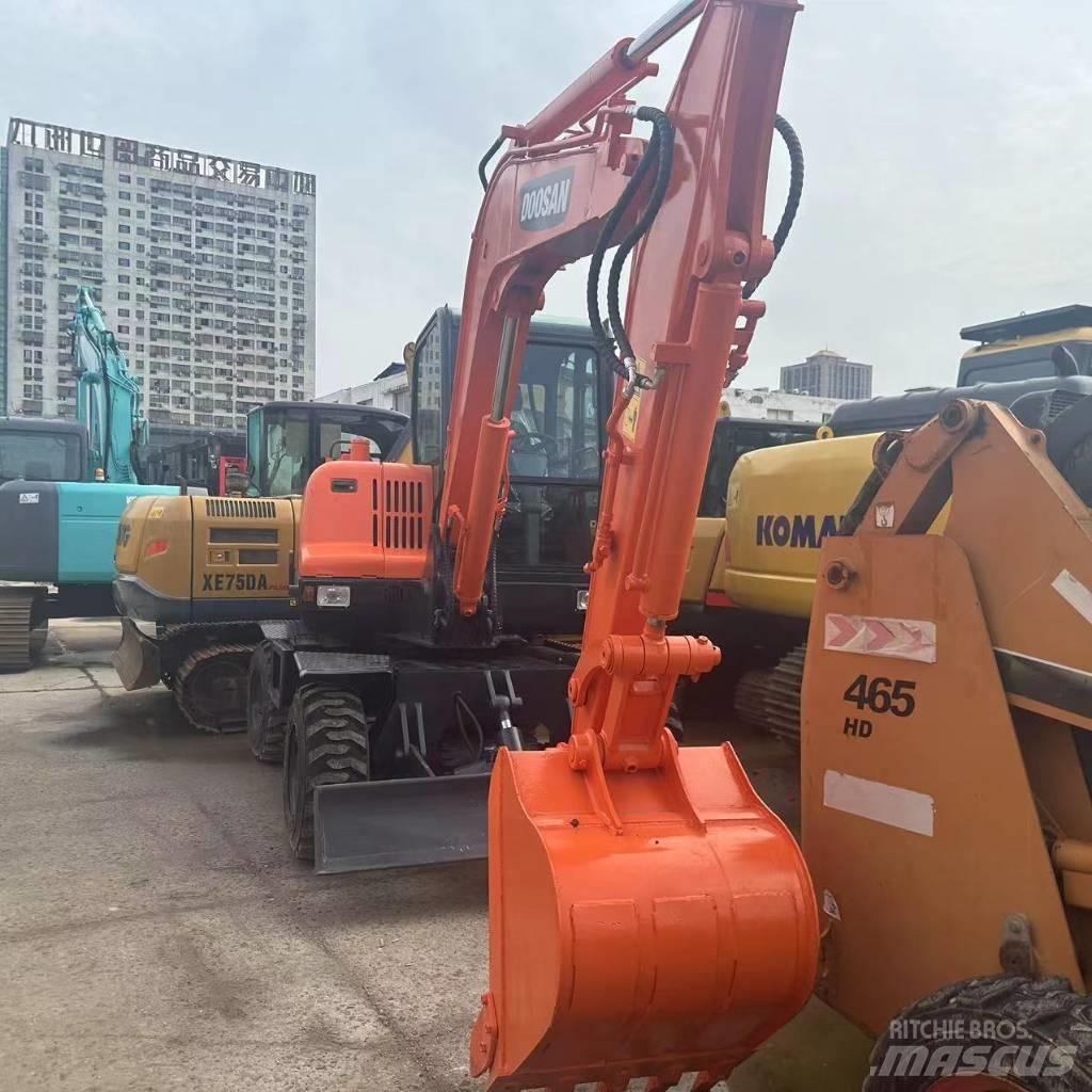 Doosan DX60W Escavatori gommati
