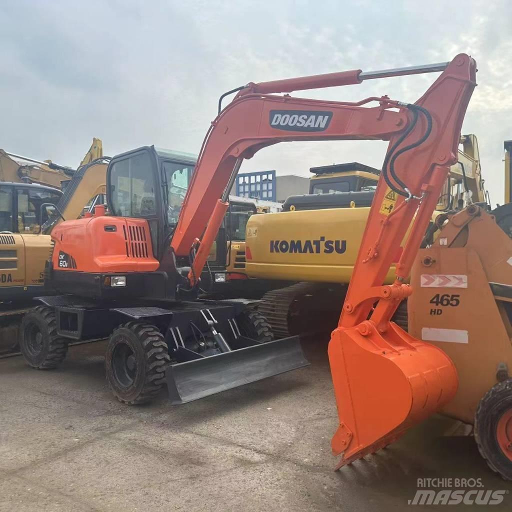 Doosan DX60W Escavatori gommati