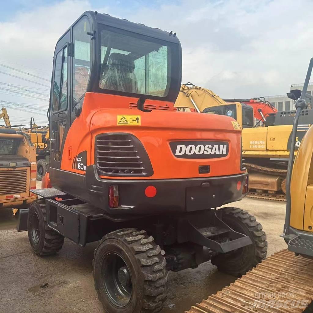 Doosan DX60W Escavatori gommati