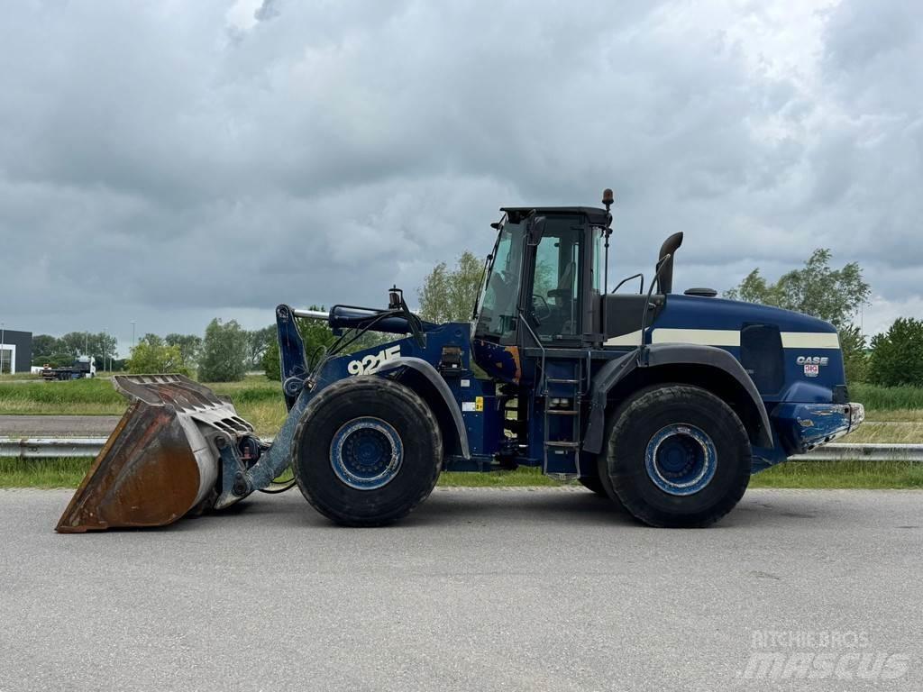 CASE 921E Pale gommate