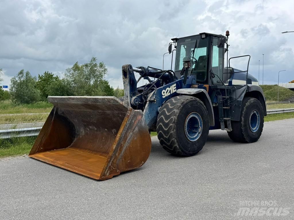 CASE 921E Pale gommate
