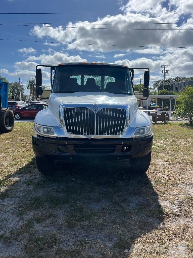 International 4200 Camion con sponde ribaltabili