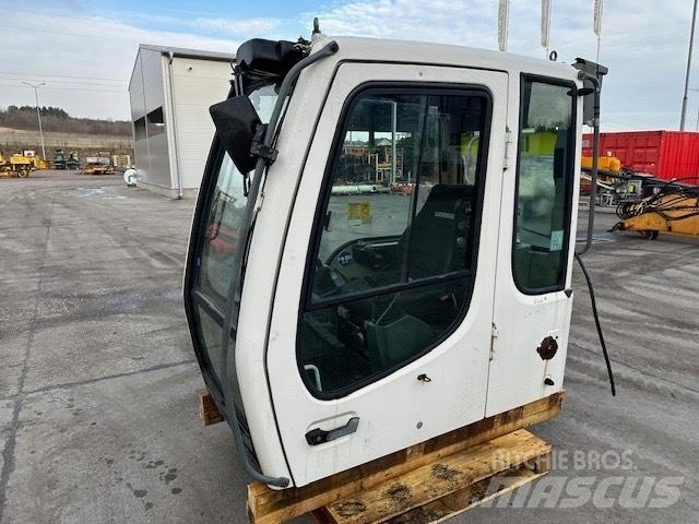 Liebherr R 317 CAB Cabine e interni