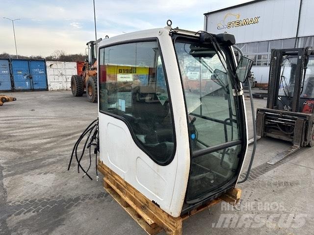 Liebherr R 317 CAB Cabine e interni