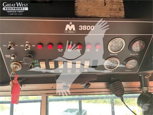 Madill 3800 Caricatronchi con base su rimorchio