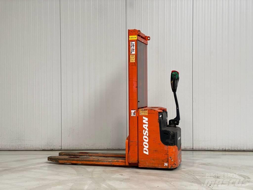 Doosan LEDS12.5C Transpallet uomo a terra