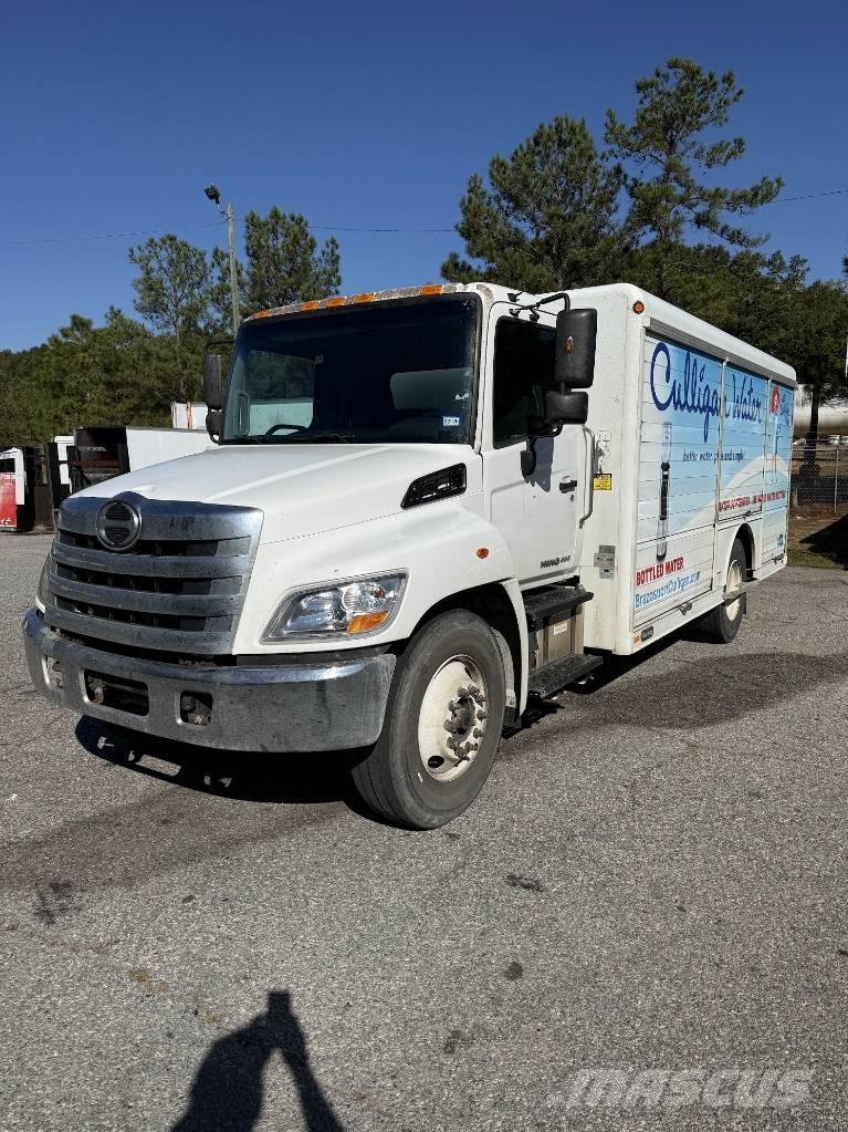 Hino 268 Camion per la consegna bevande