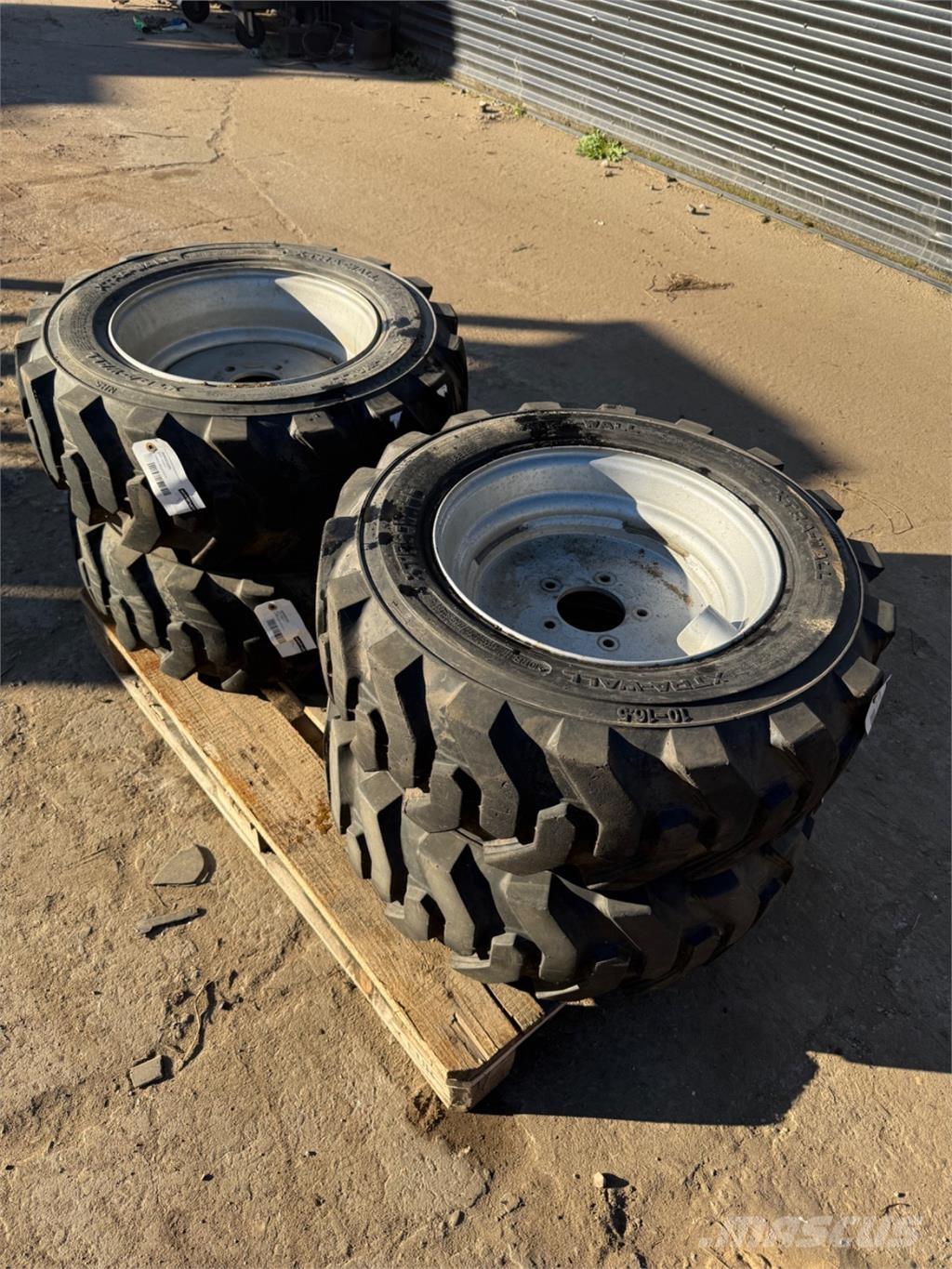  10-16.5 Pneumatici, ruote e cerchioni