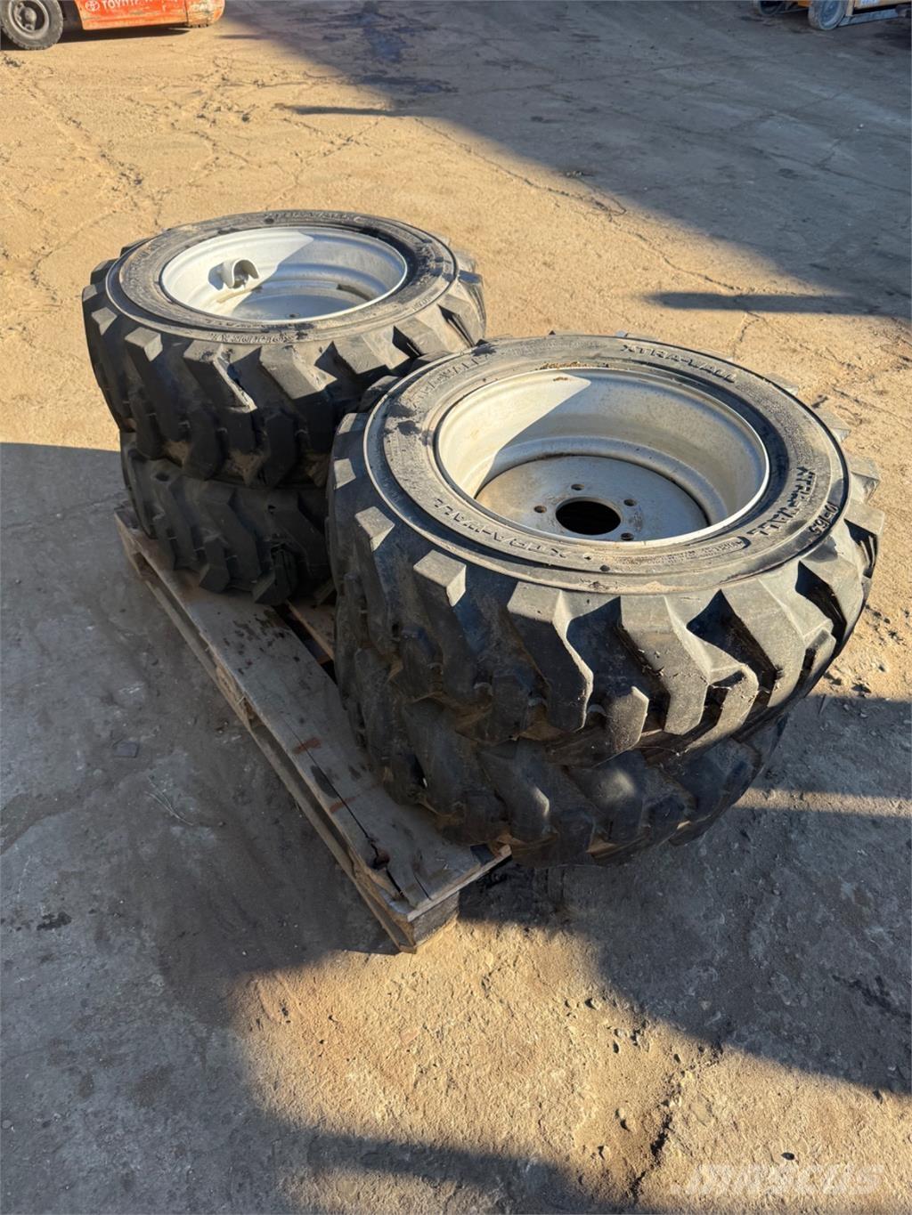  10-16.5 Pneumatici, ruote e cerchioni