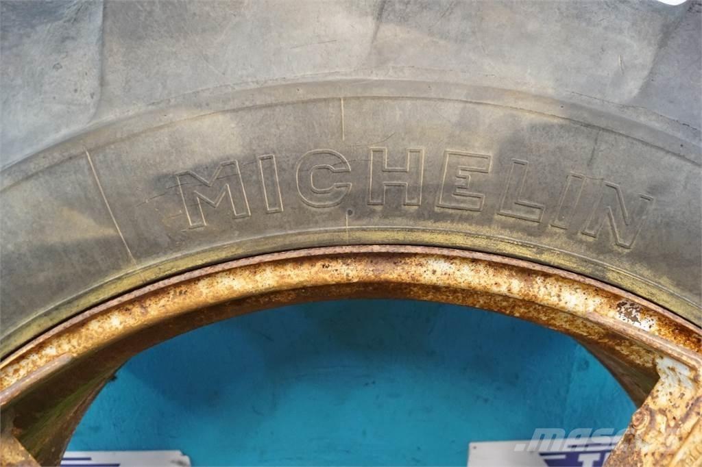  38 16.9-38 Pneumatici, ruote e cerchioni