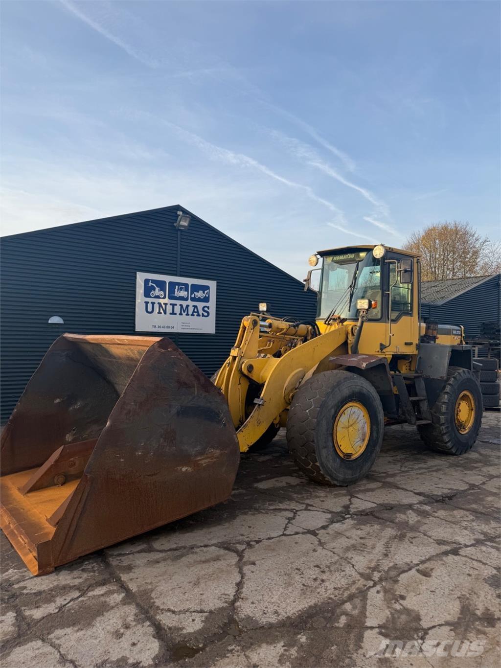 Komatsu WA270-3 Pale gommate