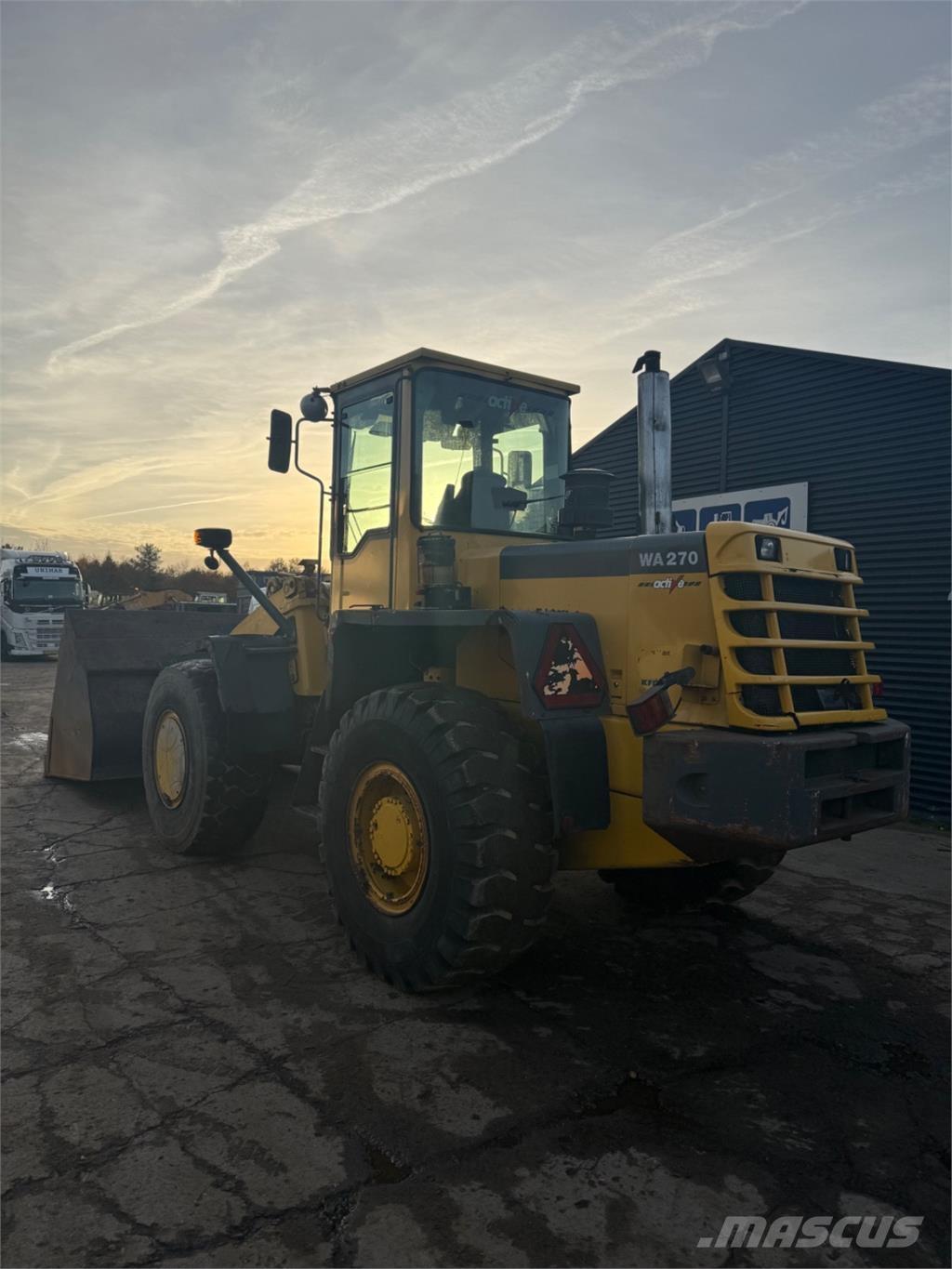 Komatsu WA270-3 Pale gommate