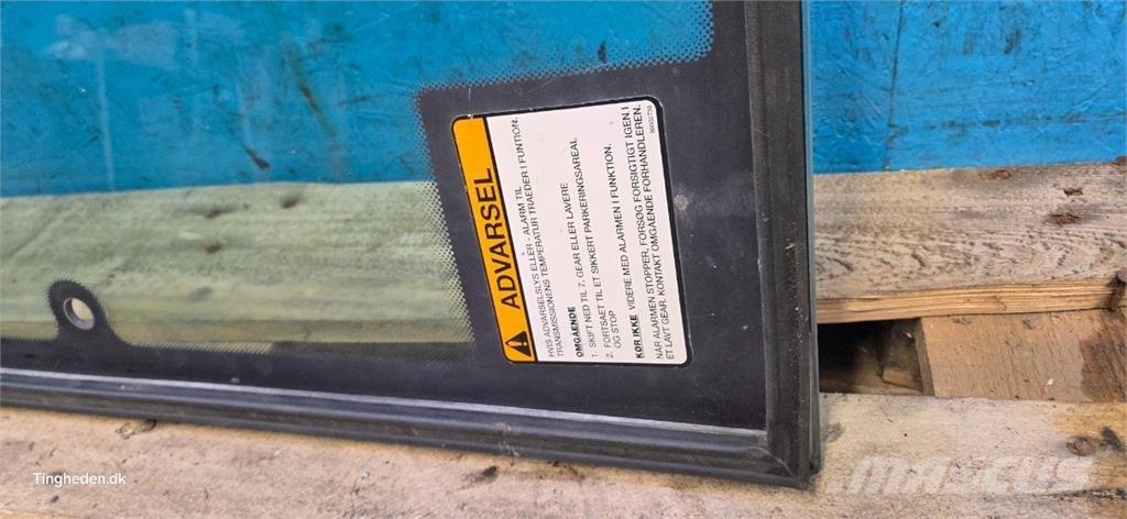 New Holland 8970 Cabine e interni