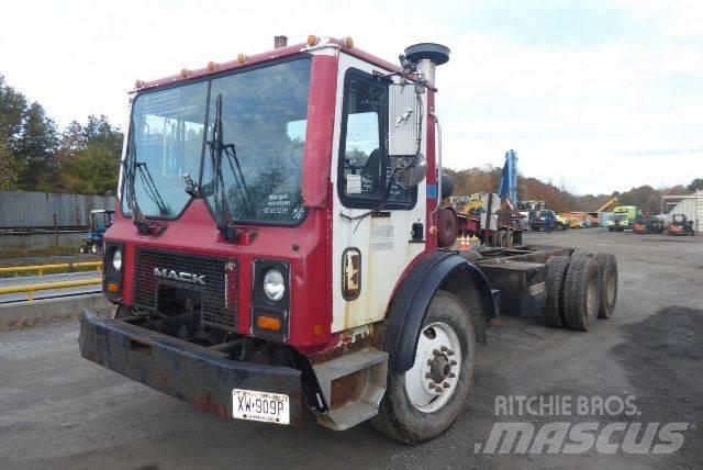 Mack MR688S Autocabinati