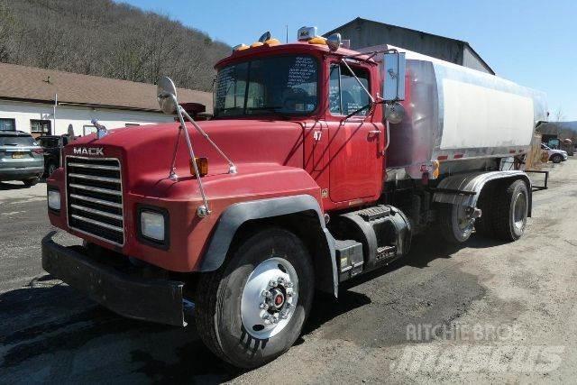 Mack RD690P Cisterna