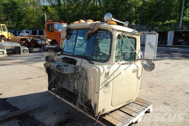 Mack RD690S Cabine e interni