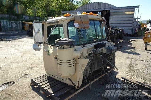 Mack RD690S Cabine e interni