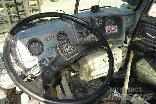 Mack RD690S Cabine e interni