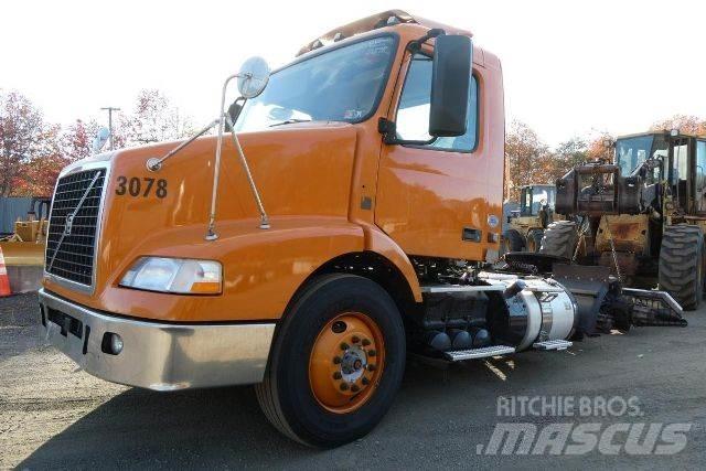 Volvo VNM64T Autocabinati