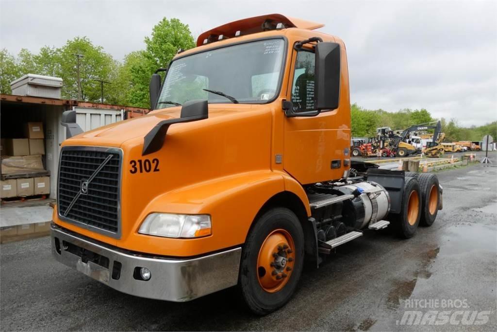 Volvo VNM64T Autocabinati