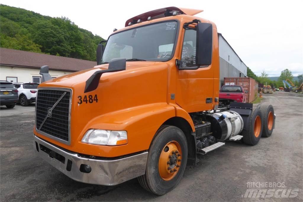Volvo VNM64T Autocabinati