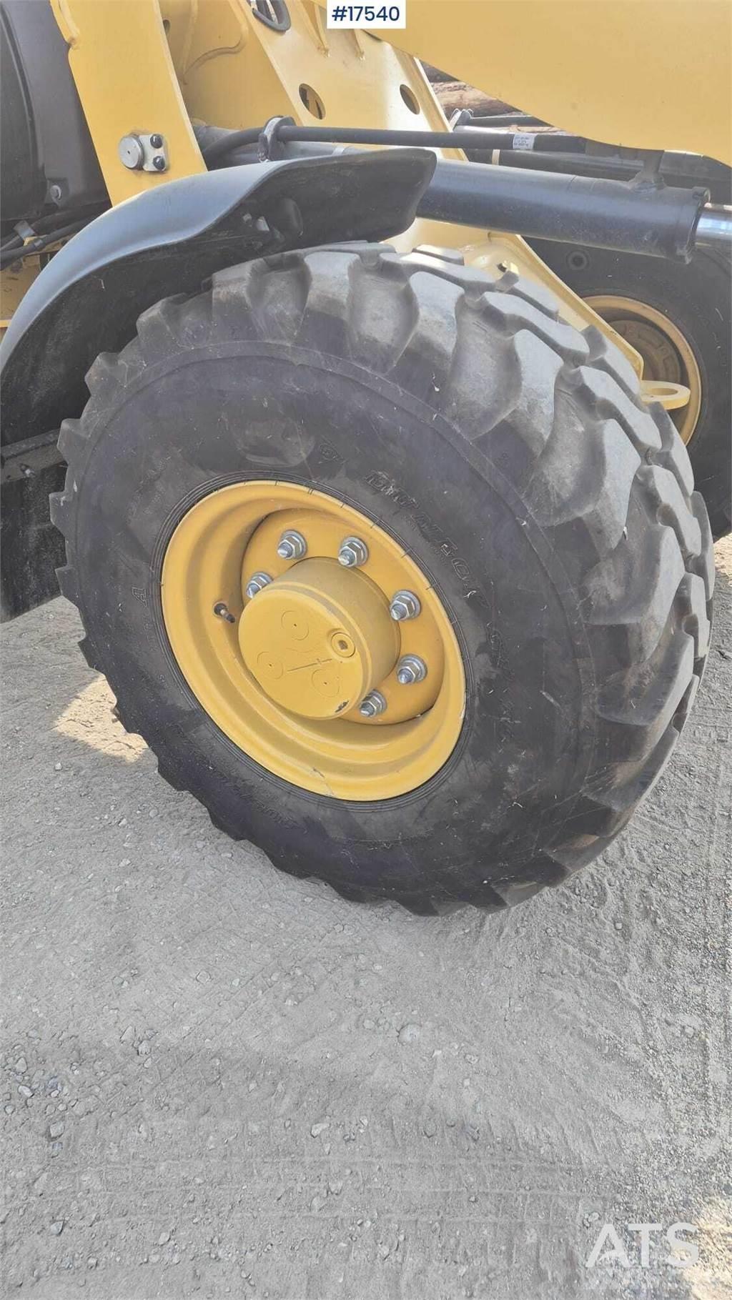 CAT 906M Pale gommate