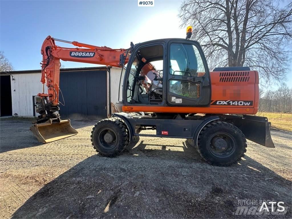 Doosan DX140W Escavatori gommati