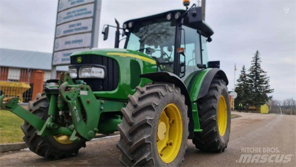 John Deere 5820 Trattori