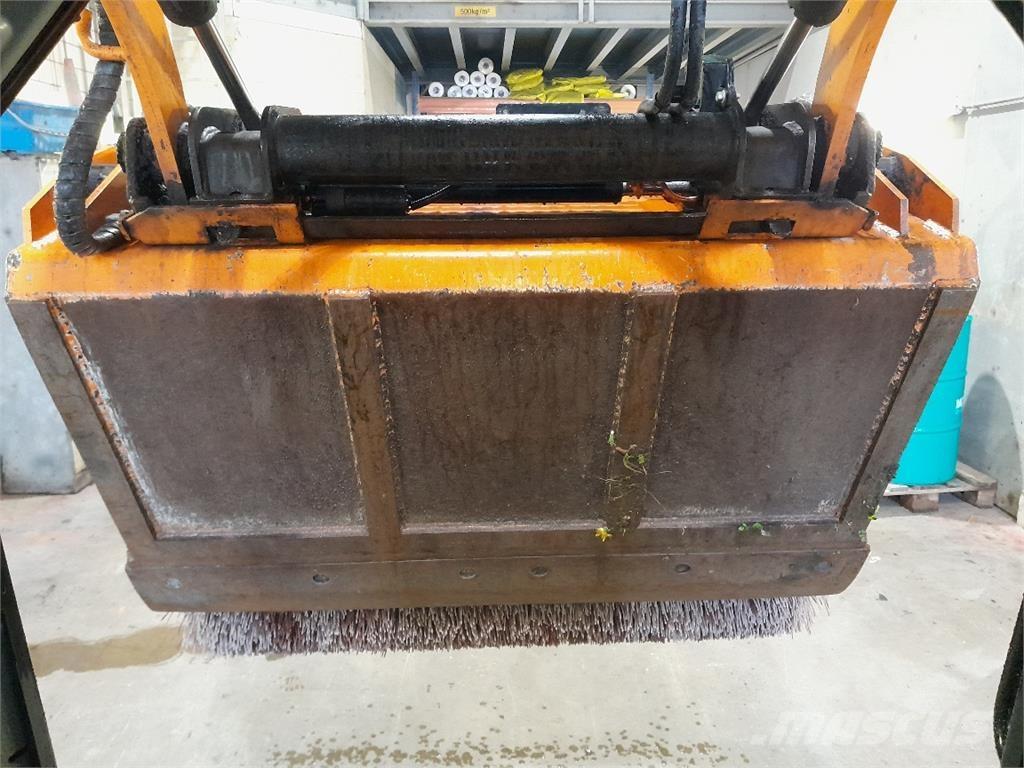 CAT 226D Pale gommate