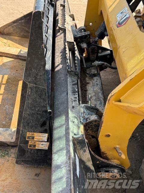CAT 259D3 Mini Pale Gommate