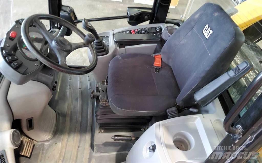 CAT 906M Pale gommate