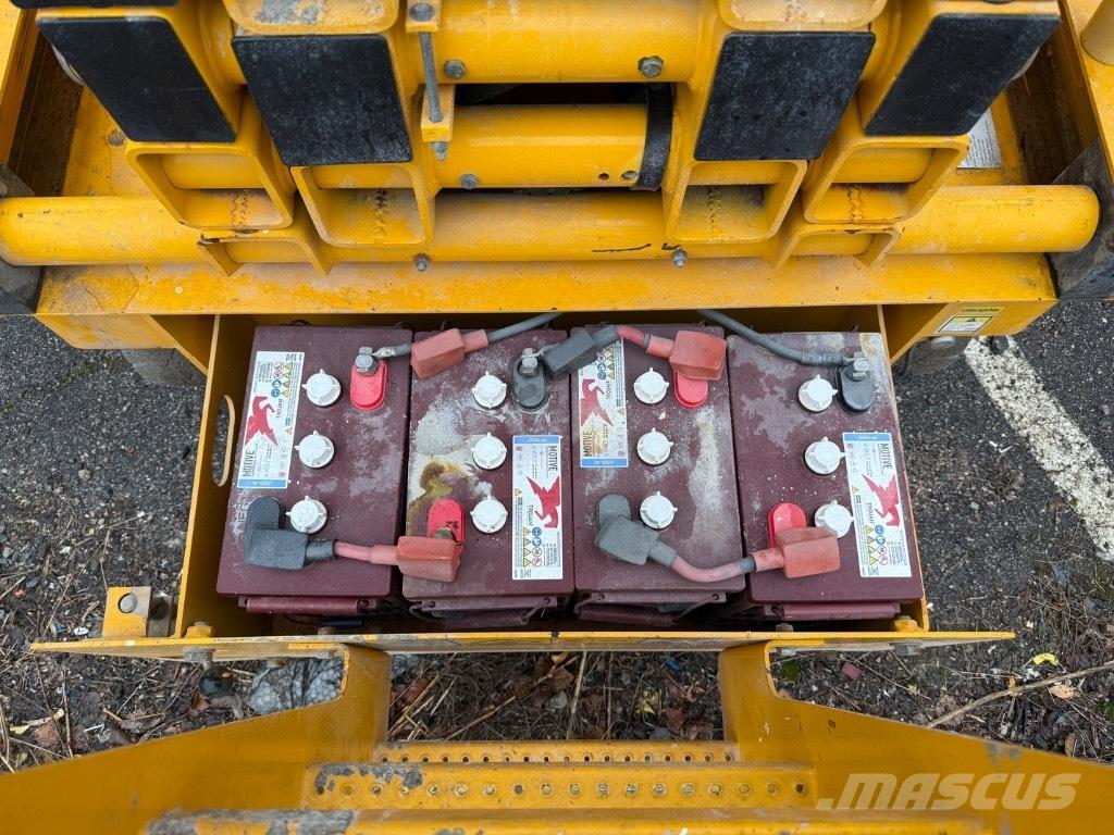 Haulotte Compact 14 Piattaforme a pantografo